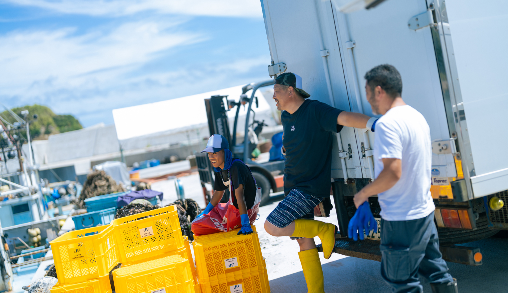 漁港で談笑する漁師たち